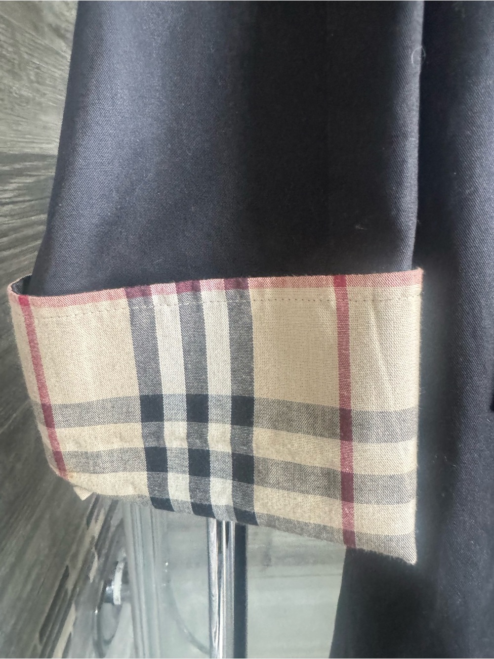 Burberry Black Trench Coat with Classic Check Lining - Picture 6 of 12